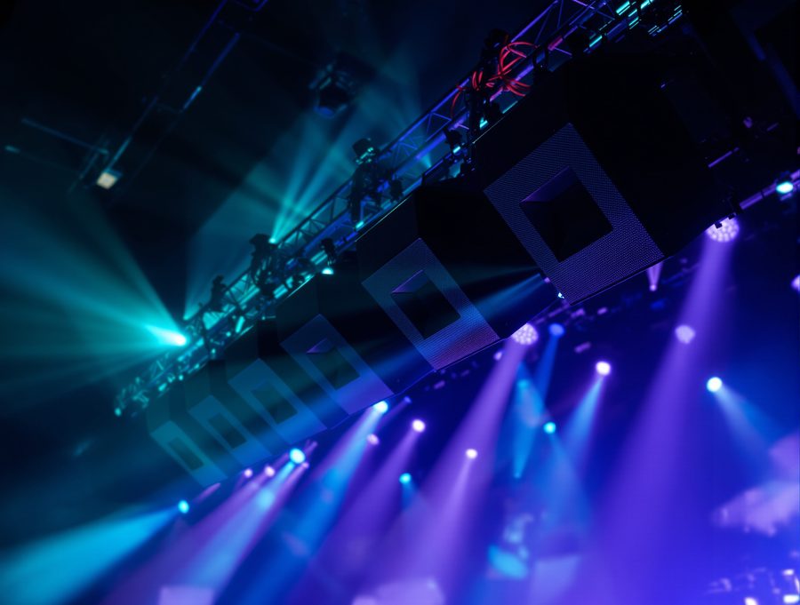 Konser sahnesinde profesyonel PA line-array hoparlör sistemi